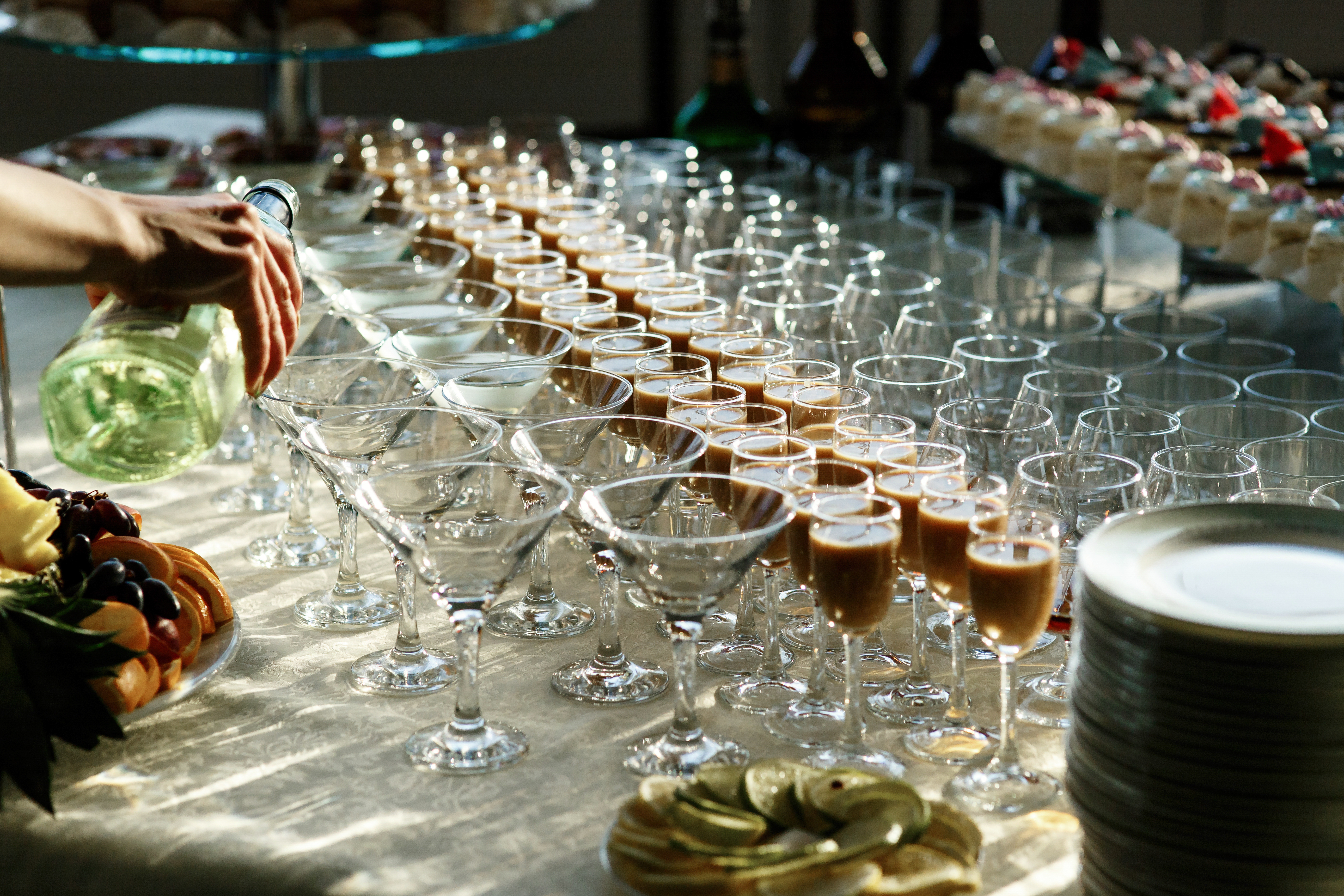 Mesa de catering elegante en un evento en Valencia